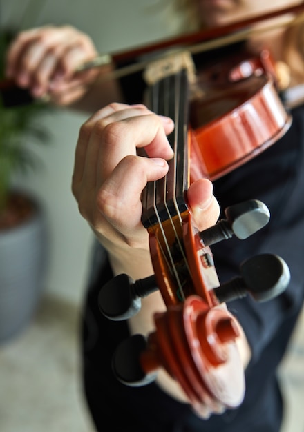 Premium Photo | Classical player hands. details of violin playing.