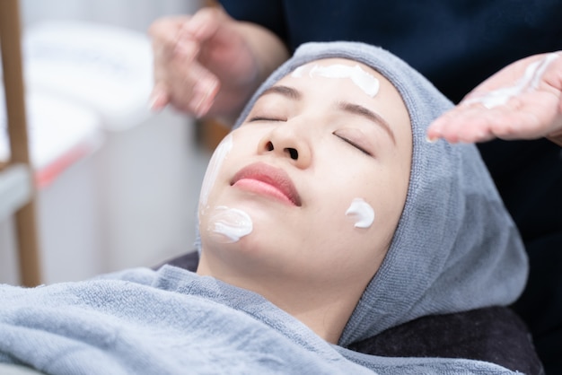 Premium Photo | Cleaning facial skin asian woman at the beauty salon or  clinic