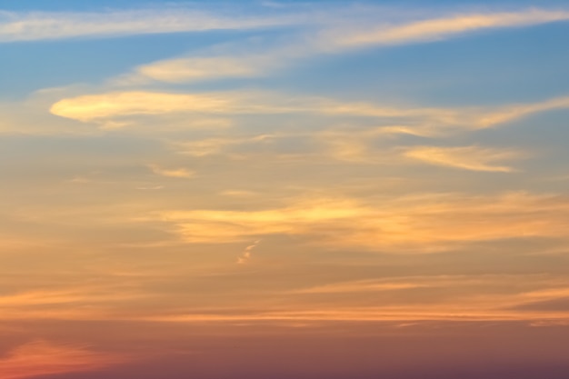 背景の壁紙として曇りの澄んだ青い空 パステルの空の壁紙 プレミアム写真