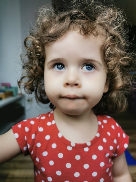 Premium Photo | Close of little brazilian girl looking to the side ...