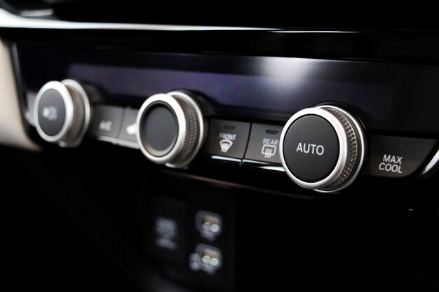 車のエアコンボタンを閉じます 快適な車や車のコンセプトのシステム プレミアム写真