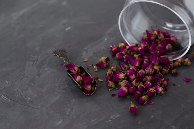Trà Hoa Hồng Được Pha Chế Từ Nụ Hồng Khô