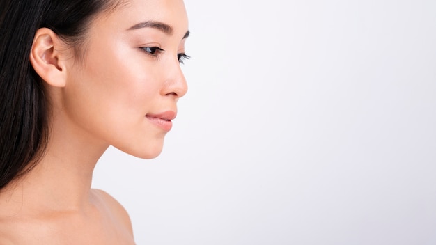 Close-up beautiful woman with copy-space Free Photo