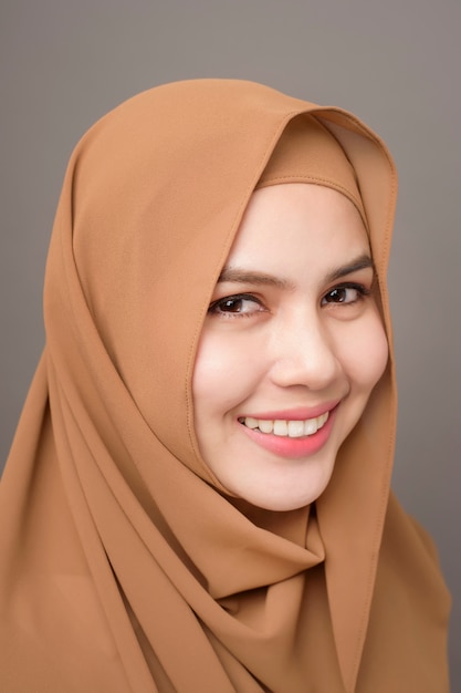 gambar wanita muslim yang memakai hijab dengan gaya yang santai dan casual
