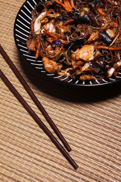 Close-up chopsticks near asian food | Free Photo