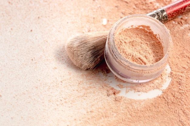 Close-up of crushed mineral shimmer powder golden color with makeup brush Free Photo
