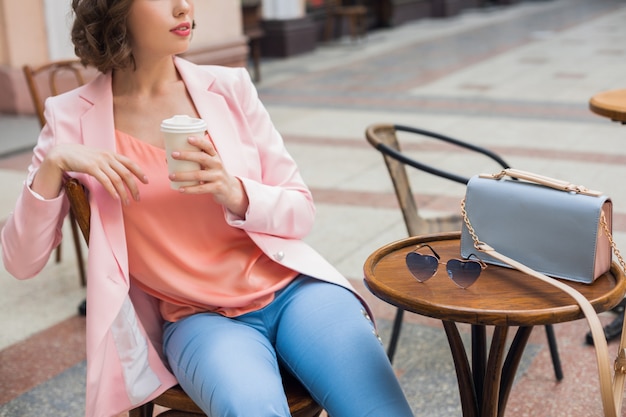 コーヒー サングラス ハンドバッグ 春夏のファッショントレンド エレガントなスタイルを飲むカフェに座っているスタイリッシュな女性のアクセサリーの詳細をクローズアップ 無料の写真