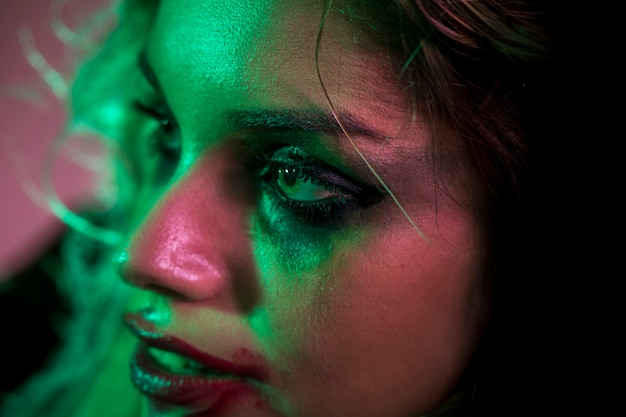 緑色の目でメイクアップ女性の顔をクローズアップ 無料の写真