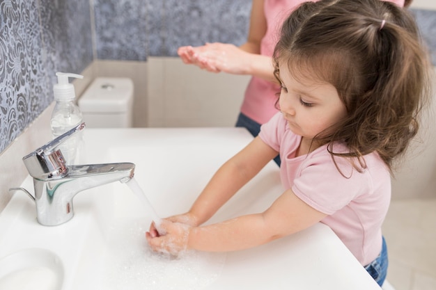 Close-up girl washing her hands | Free Photo