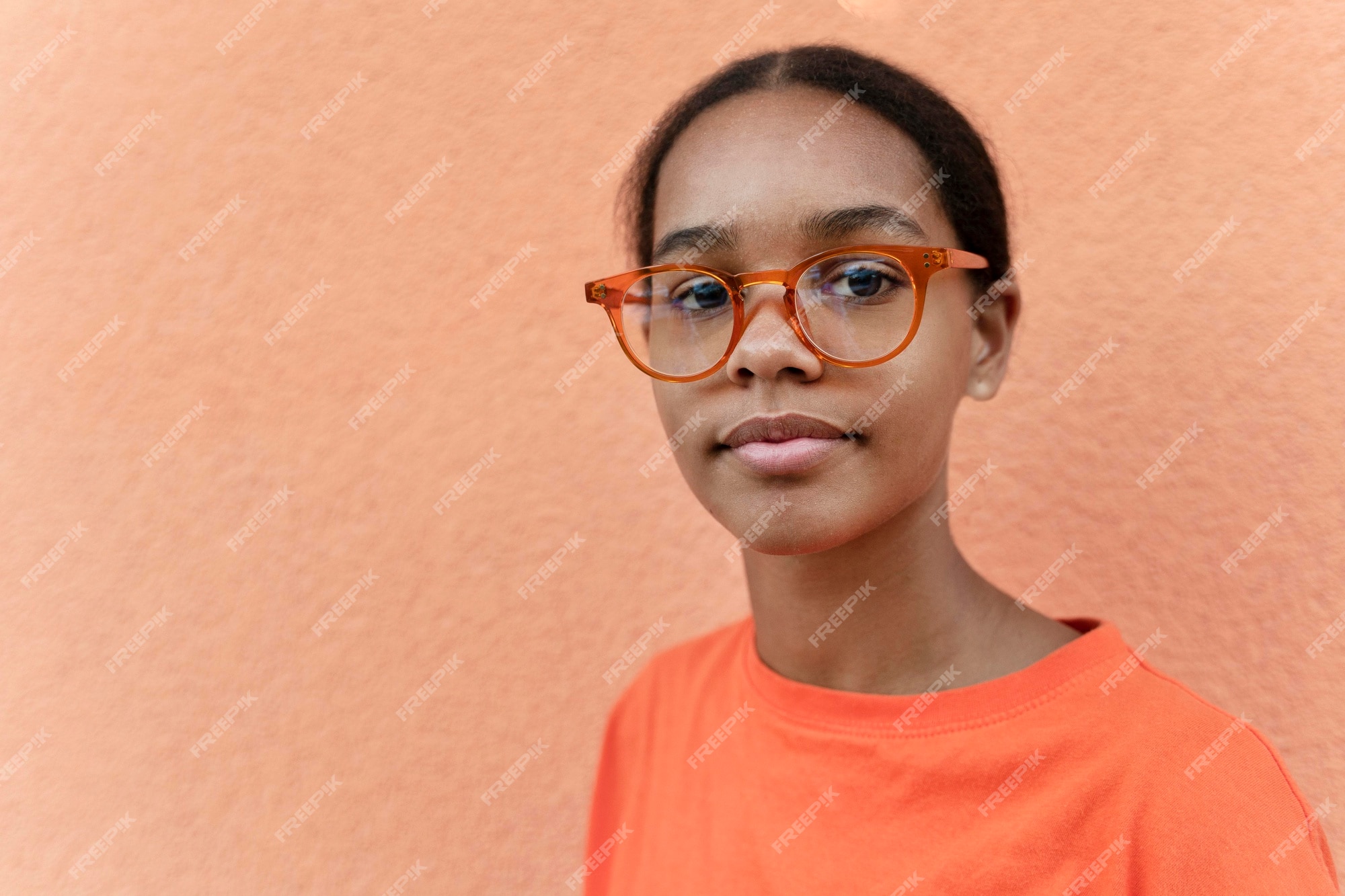 free-photo-close-up-girl-wearing-glasses