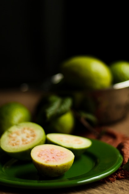 Close up guava fruits on plate Free Photo