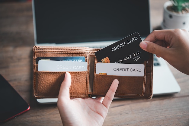 contrast paars Calamiteit Premium Photo | Close up hands holding credit card out of the wallet, online  payment for online shopping