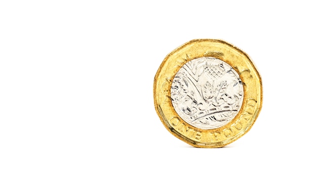 白い背景に英国からの1ポンドコインの隔離されたクローズアップ プレミアム写真