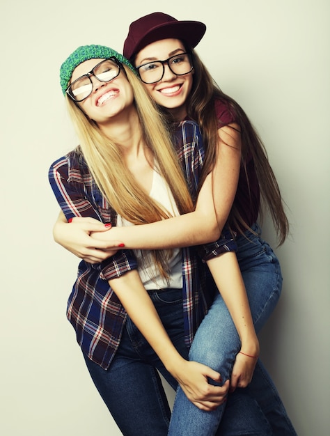 Premium Photo Close Up Lifestyle Portrait Of Two Pretty Teen Girlfriends Smiling And Having Fun 