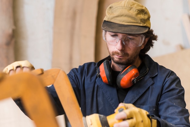 close-up-male-carpenter-wearing-safety-glasses-ear-defender-around-his-neck-using-electric-sander_23-2147944827 Çapak Gözlüğü Kullanımı