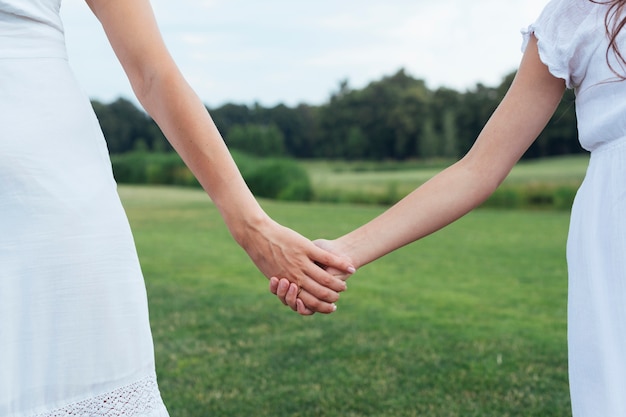 Chiuda Sulla Madre E Sulla Figlia Che Si Tengono Per Mano All Aperto Foto Gratis