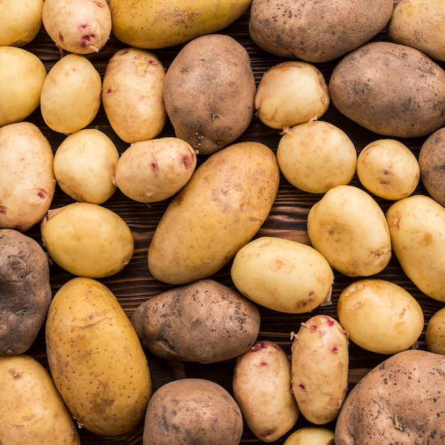 Close-up natural potatoes on floor | Free Photo