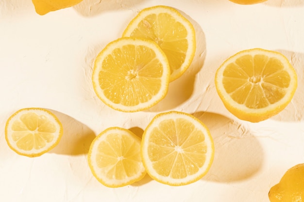 Free Photo | Close-up natural slices of lemon