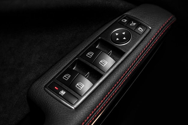 新しい現代の車のドアコントロールパネルのクローズアップ ウィンドウコントロールパネル ドアロックボタン ミラーコントロールを備えたアームレスト プレミアム写真