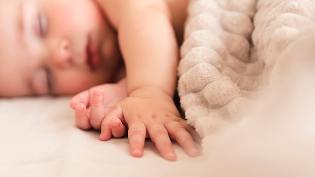 かわいい赤ちゃんの手のクローズアップ プレミアム写真