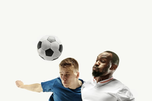 白い壁に隔離された頭でボールを打つサッカーをしている感情的な男性のクローズアップ サッカー スポーツ 顔の表情 人間の感情の概念 コピースペース ゴールのために戦う プレミアム写真