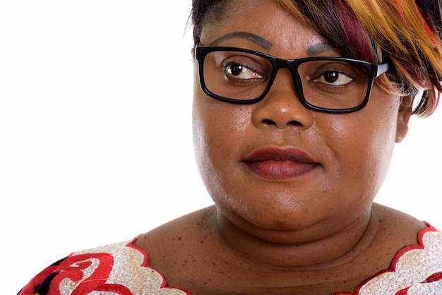 眼鏡をかけている太った黒人女性のクローズアップ プレミアム写真