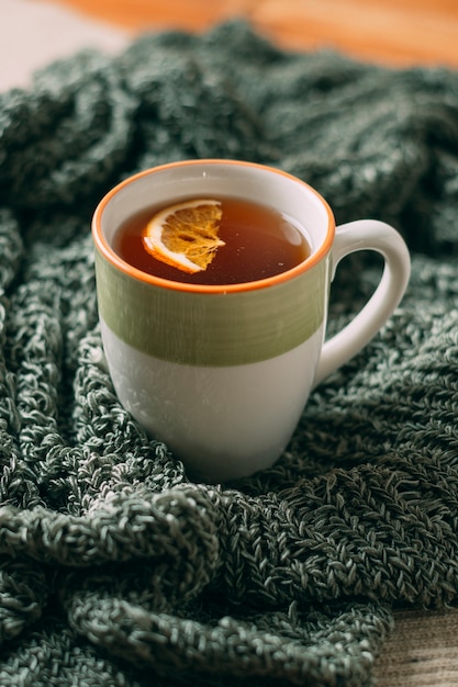 スカーフにオレンジと熱いお茶のクローズアップ 無料の写真