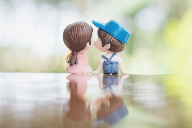 バレンタインデーのコンセプトのロマンチックなキスでミニカップル人形のクローズアップ プレミアム写真