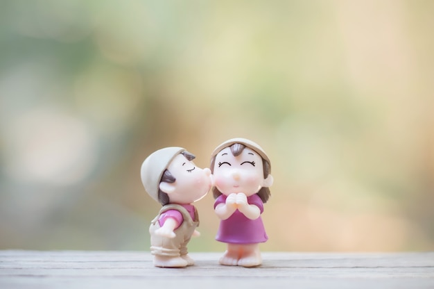 ロマンチックなキスでミニカップル人形のクローズアップ プレミアム写真