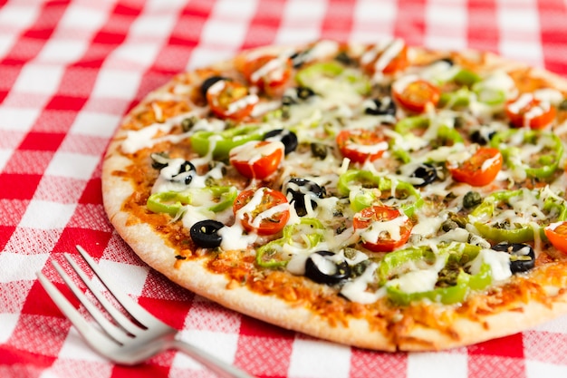 野菜のトッピングとピザのクローズアップ 無料の写真