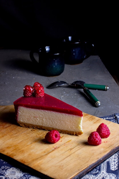ラズベリーを添えてラズベリーチーズケーキのクローズアップ 無料の写真