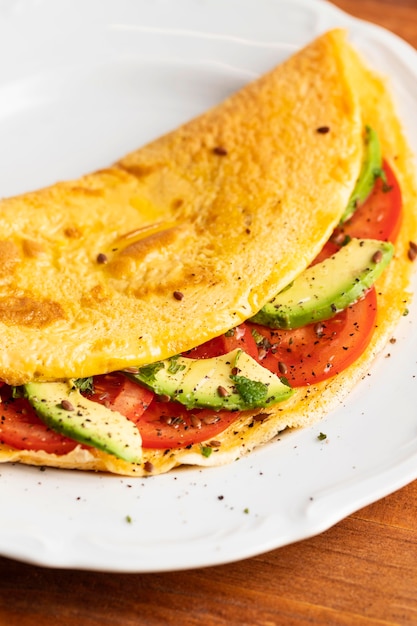 Free Photo | Close-up of omelet with tomatoes and avocado on plate