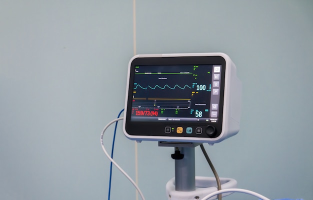手術室の心電図モニターにクローズアップ プレミアム写真