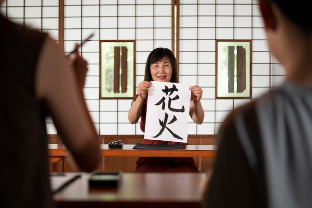 free-photo-close-up-on-person-doing-japanese-calligraphy-called-shodo