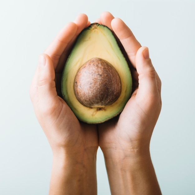 Mand holder lækker avocado