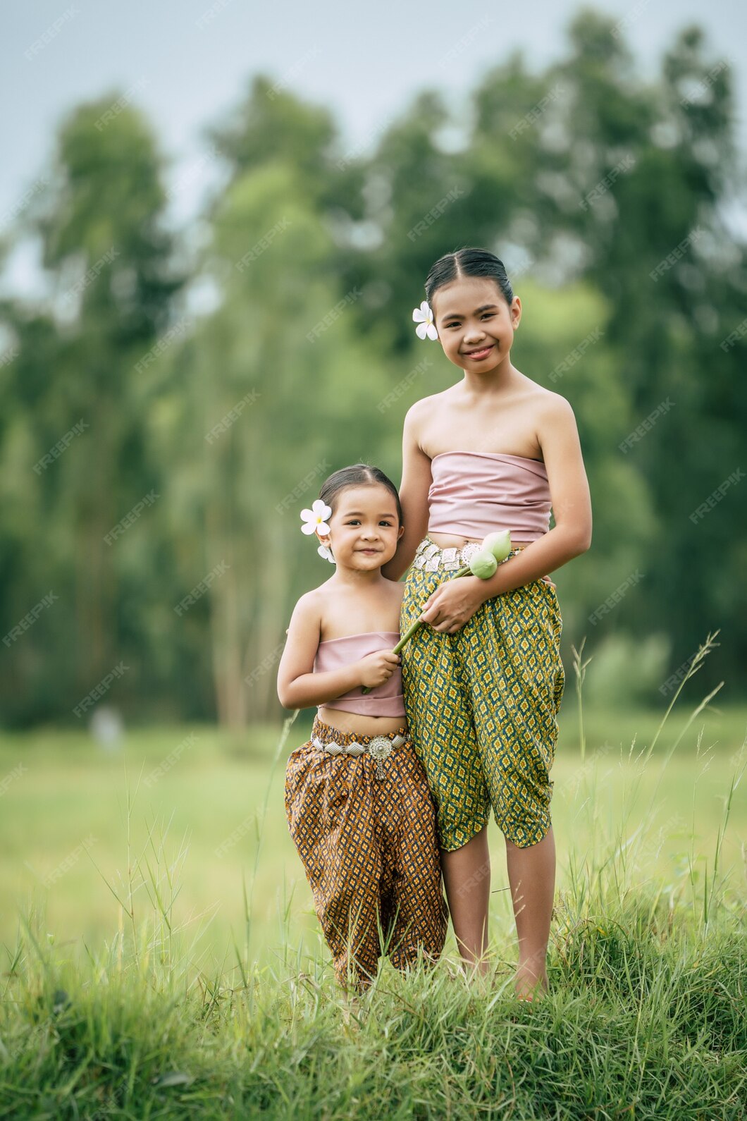 free-photo-close-up-portrait-of-cute-sister-and-young-sister-in-thai