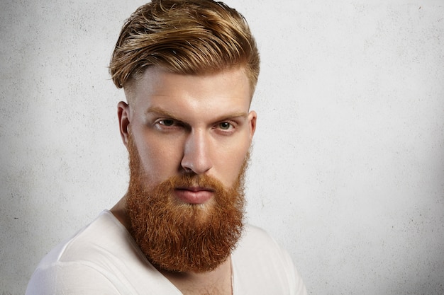 Chiuda Sul Ritratto Dell Uomo Alla Moda Hipster Rossa Con Barba Sfocata E lio Di Capelli