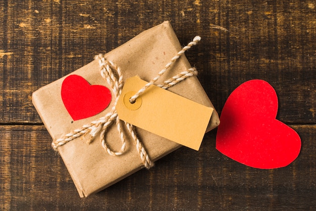 Close-up of red heart and gift box with tag | Free Photo