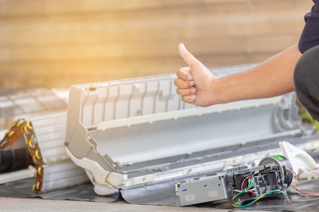 close-up-repairman-giving-thumb-up-after-cleaning-air-conditioner-compartment_29315-132.jpg (626×417)