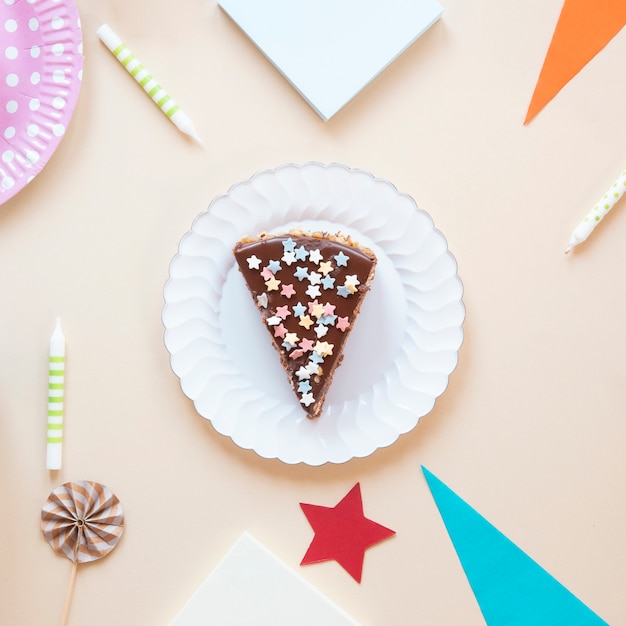 Close-up sliced cake on white plate Free Photo