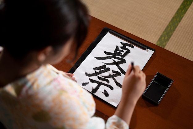 free-photo-close-up-on-teacher-doing-japanese-calligraphy-called-shodo