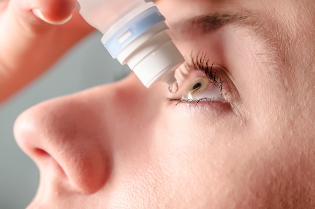 how to apply antibiotic ophthalmic ointment