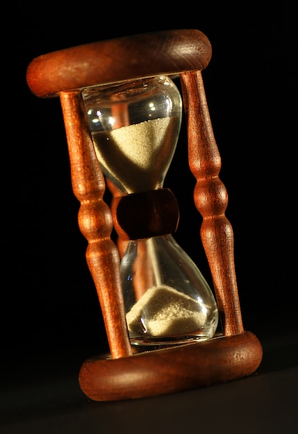 Free Photo Close Up Vintage Hourglass With Black Background