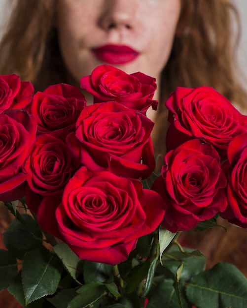 Free Photo | Close-up Woman Holding A Bouquet Of Roses