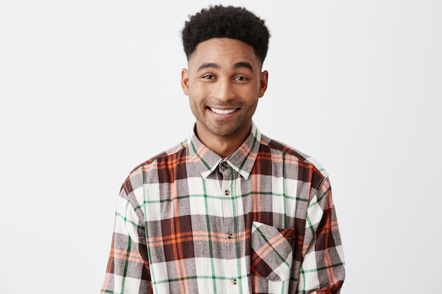 close-up-young-good-looking-dark-skinned-cheerful-american-male-with-curly-black-hair-checkered-shirt-smiling-with-teeth-with-happy-relaxed-face-expression_176420-11124.jpg (626×417)