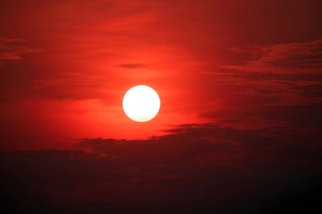 Premium Photo | Closeup of the beautiful sun and red sky.