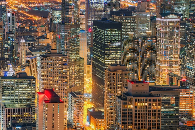 夜の時間 アメリカのダウンタウンのスカイライン 空撮でシカゴの街並みと高層ビルのクローズアップの建物 プレミアム写真