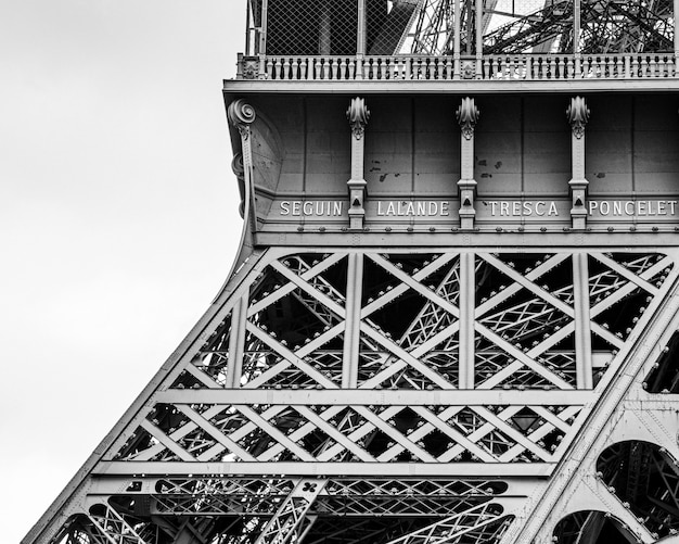 Colpo In Scala Di Grigi Del Primo Piano Della Torre Eiffel A Parigi Francia Foto Gratis