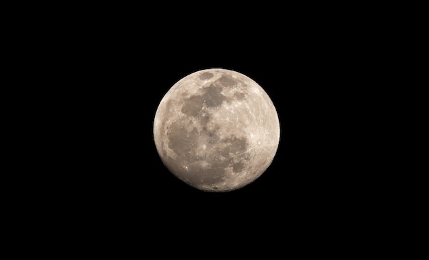 詳細なクレーターが見えるフルフェーズの月のクローズアップ 無料の写真