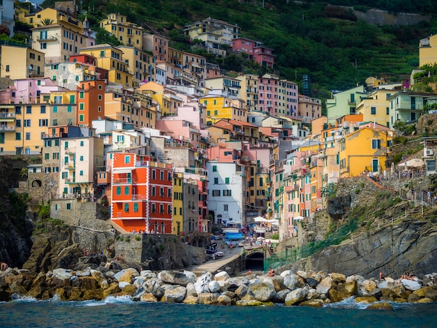 イタリア リオマッジョーレの海岸沿いの村にあるカラフルな家のクローズアップ 無料の写真